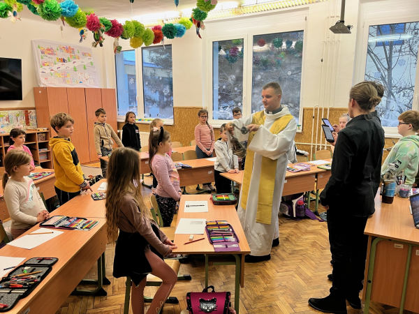 „Krisztus áldja meg e házat!” – Kovács József atya megszentelte iskolánk helyiségeit