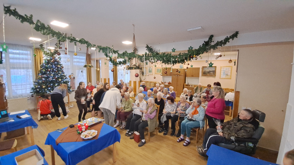 Ajándékot vittünk, és megajándékozottak lettünk - Az Egri Idősek Otthonában jártunk