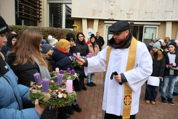 „Gyújts éjszakánkba fényt”- adventi gyertyagyújtás